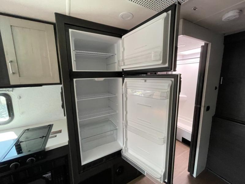 2027 Winnebago Sunflyer 28MB, $ 138,510