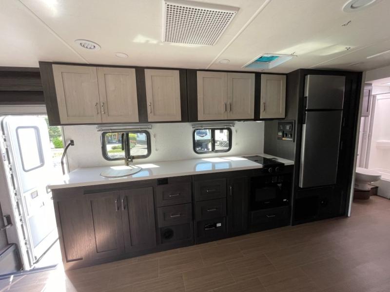 2027 Winnebago Sunflyer 28MB, $ 138,510
