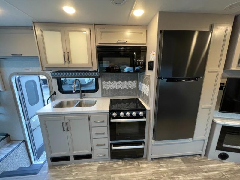 2023 Thor Motor Coach Hurricane 35M, $ 99,998