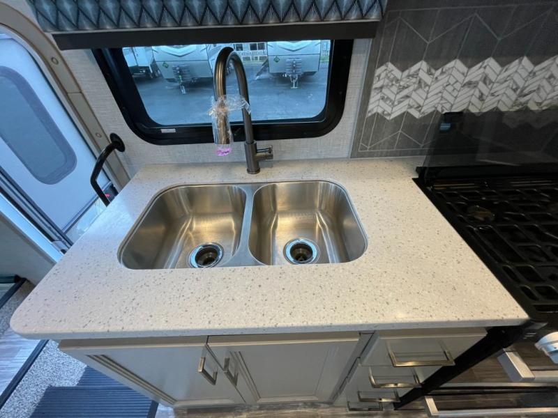 2023 Thor Motor Coach Hurricane 35M, $ 99,998