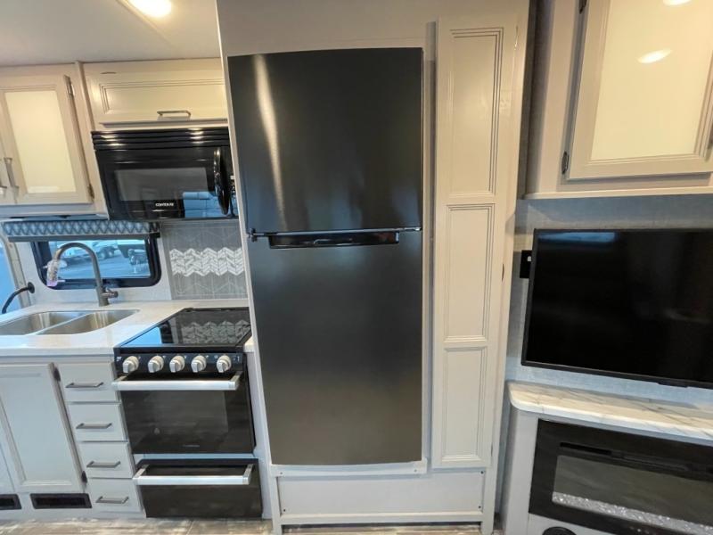 2023 Thor Motor Coach Hurricane 35M, $ 99,998