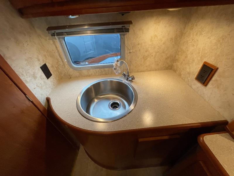 2009 Itasca Navion 24A, $ 49,990