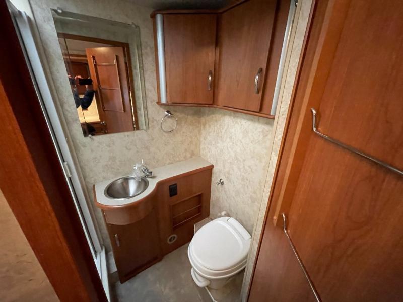 2009 Itasca Navion 24A, $ 49,990