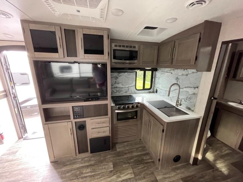 2022 CrossRoads Sunset Trail Super Lite SS222RB, $ 29,990