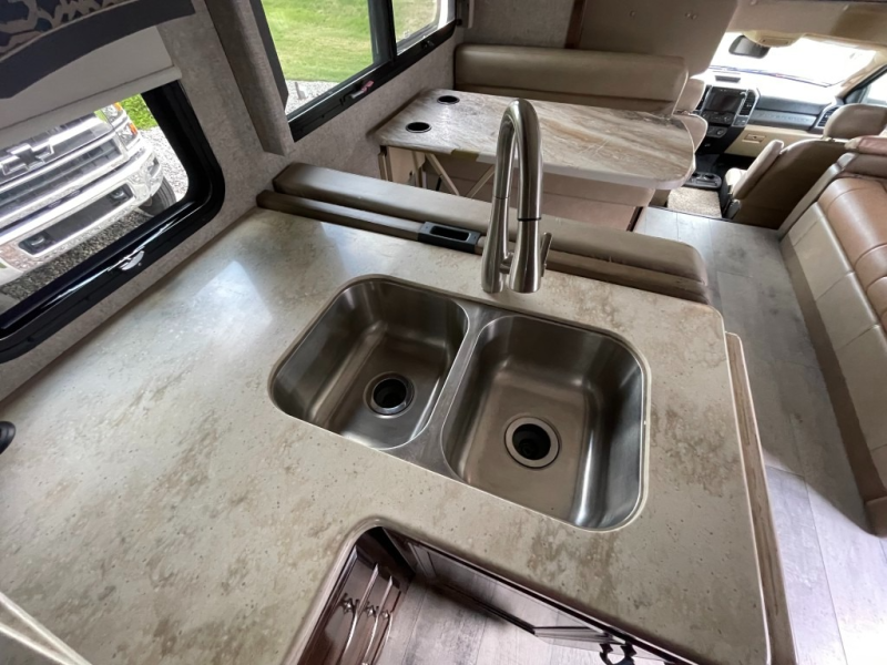 2020 Thor Motor Coach Omni Super C BB35, $ 99,990
