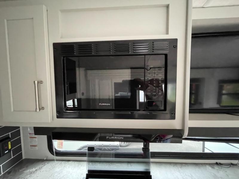 2025 Keystone Cougar Half-Ton (Travel Trailer) 25R, $ 39,998