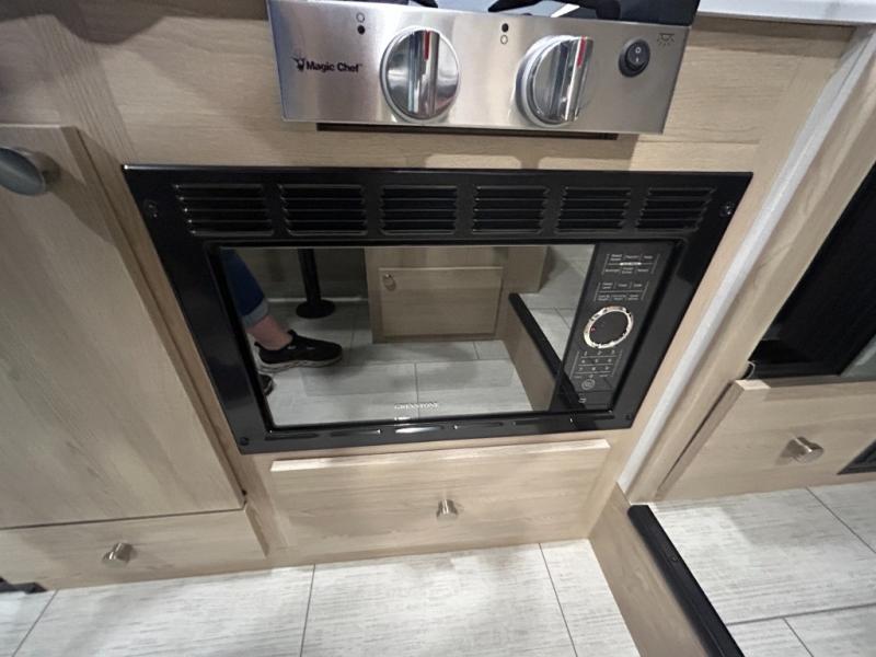 2027 Coachmen Leprechaun 210QSS Chevy 3500, $ 79,998