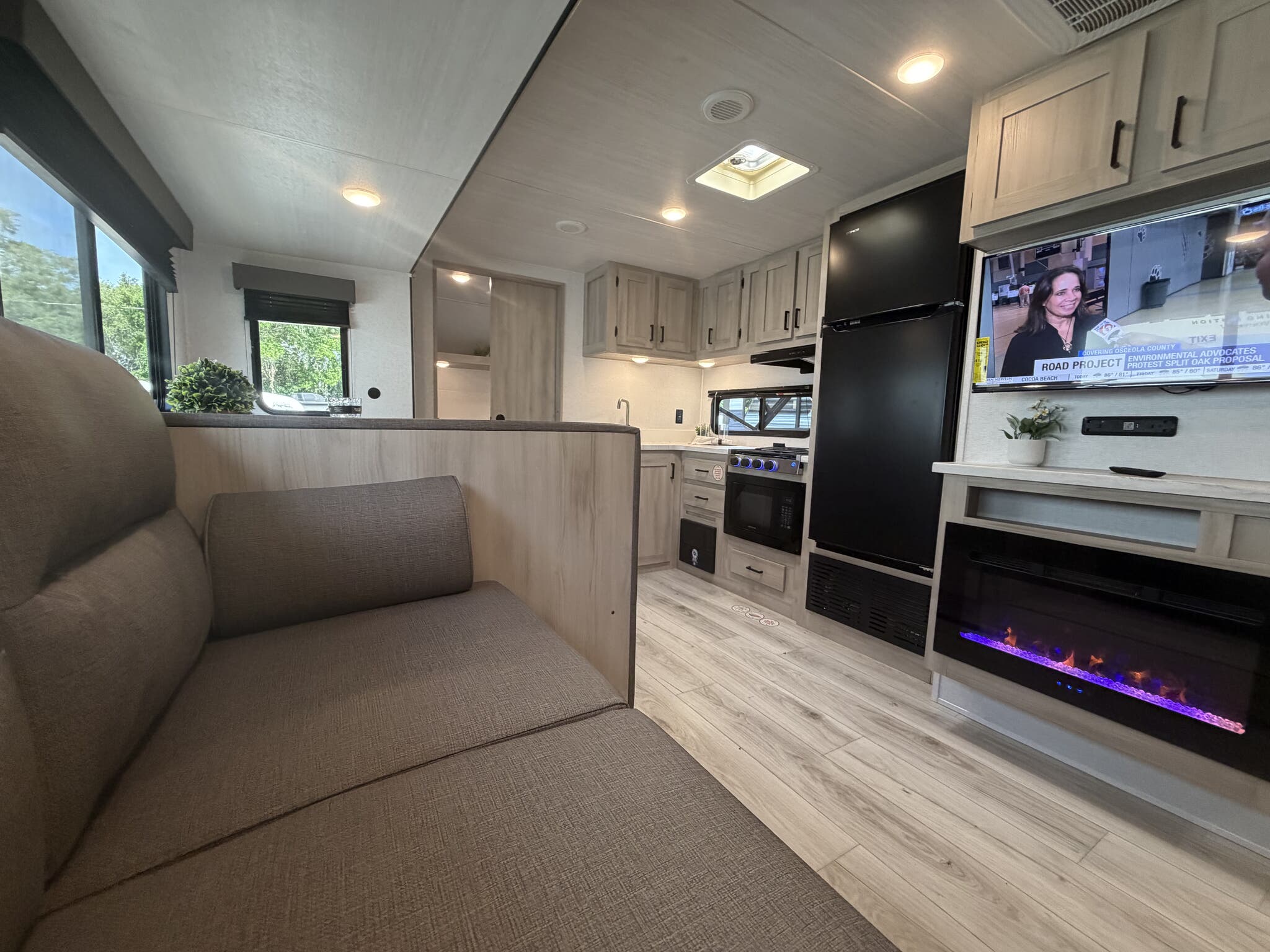 2025 East To West Silver Lake 2600RB, $ 24,995