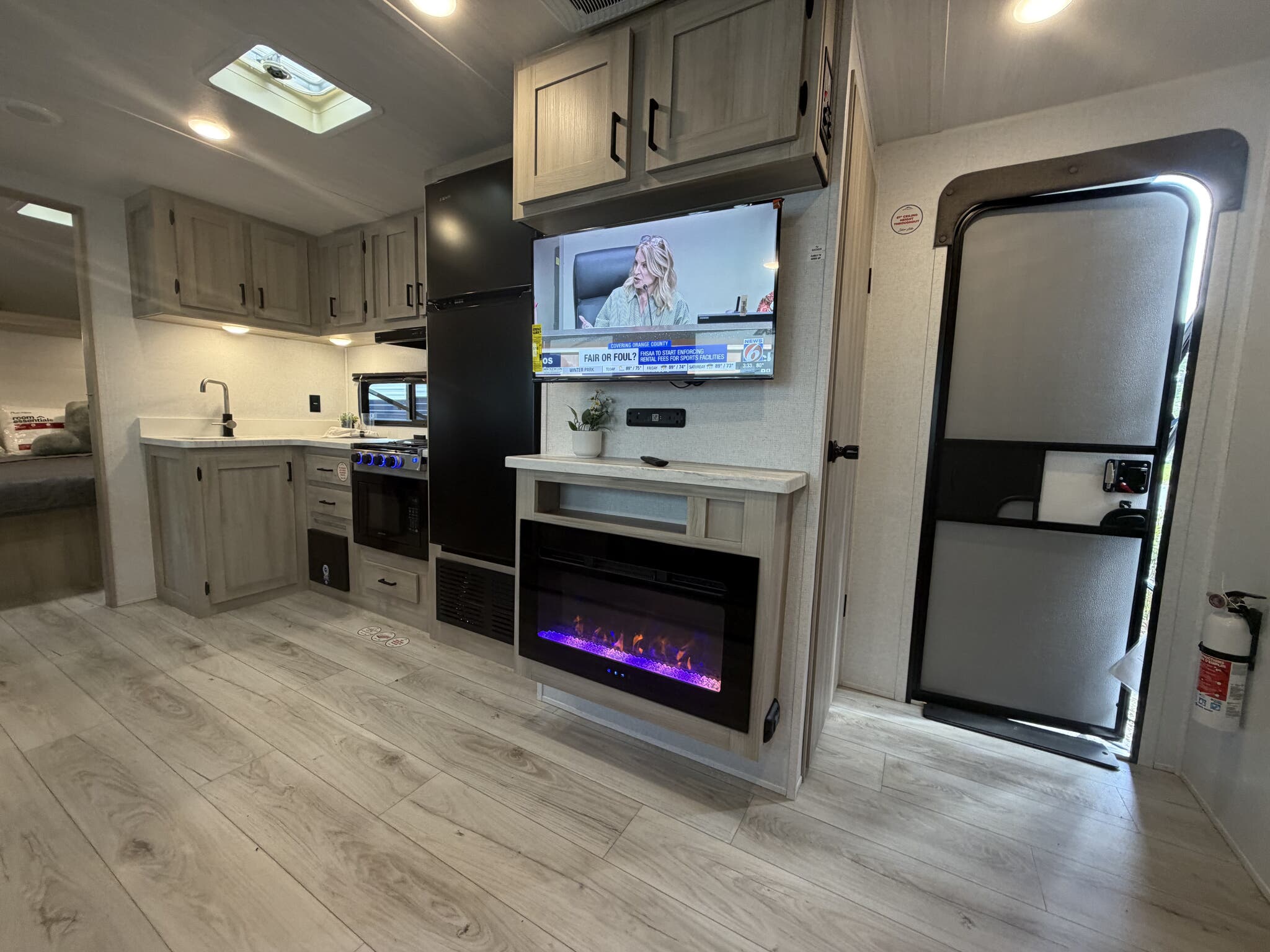 2025 East To West Silver Lake 2600RB, $ 24,995