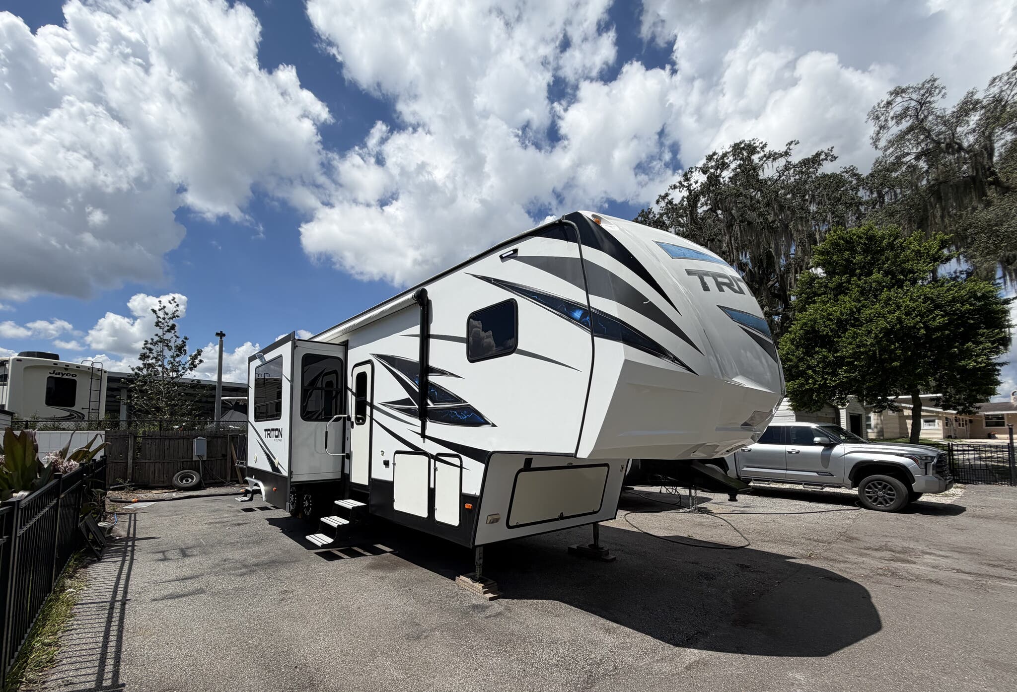 2018 Dutchmen Voltage Triton 3551, $ 29,999