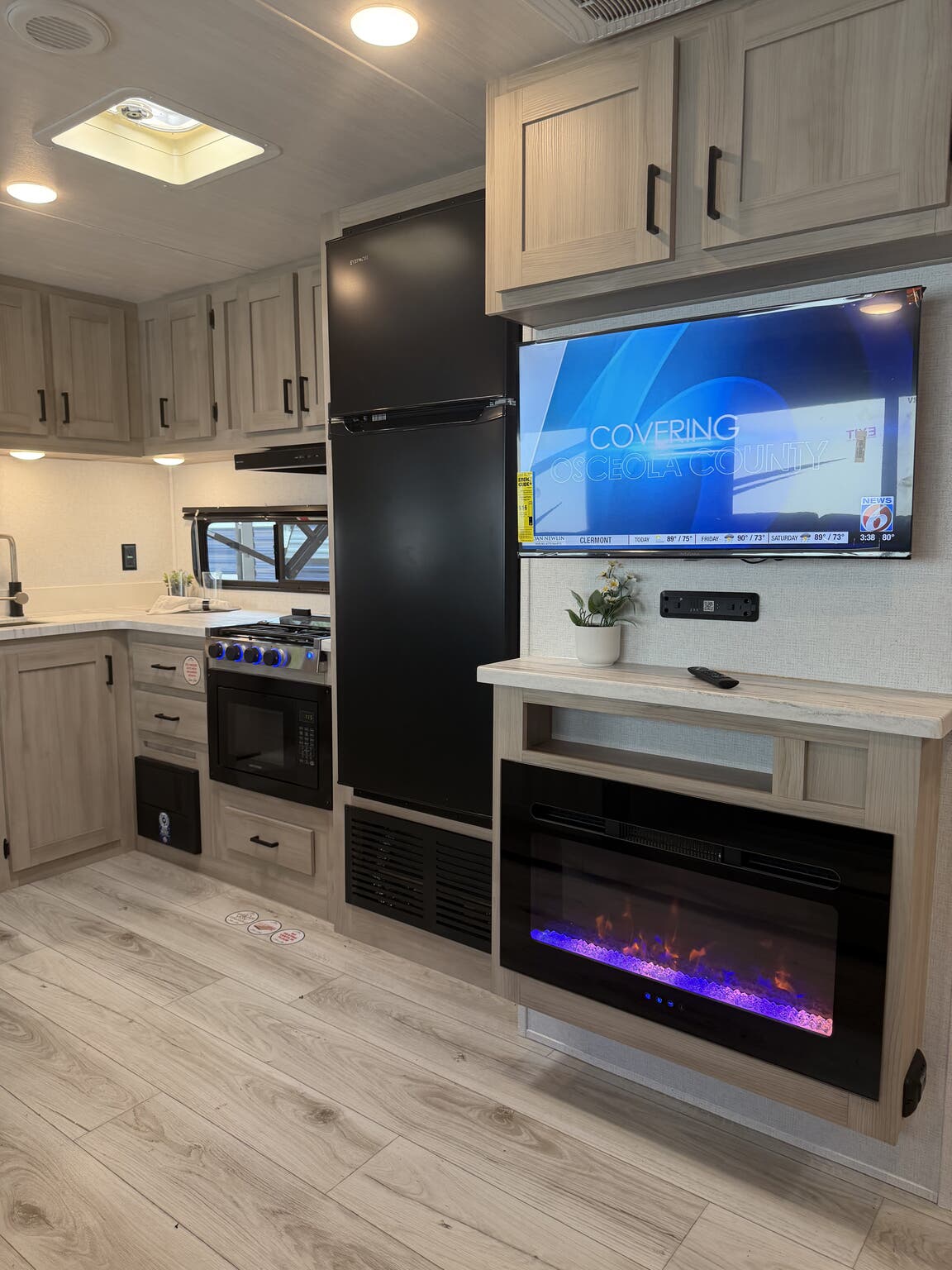 2025 East To West Silver Lake 2600RB, $ 24,995