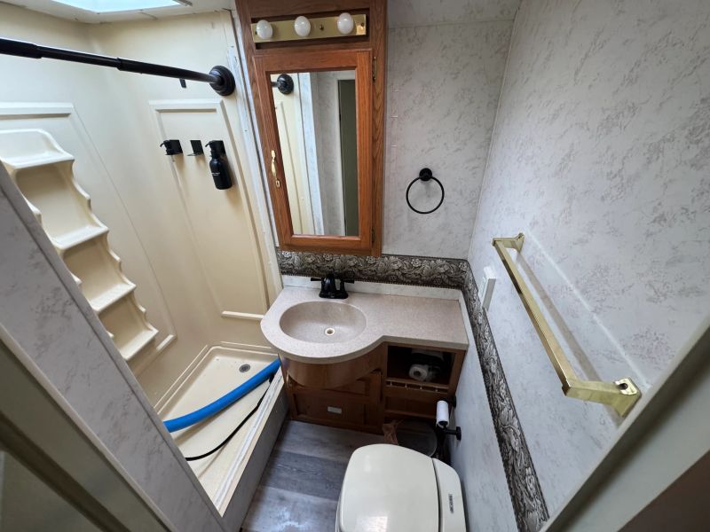 2001 Thor Motor Coach Infinity Series, $ 9,900