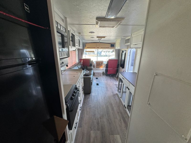 2001 Thor Motor Coach Infinity Series, $ 9,900