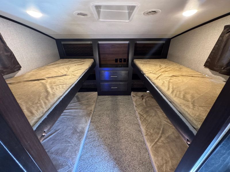 2019 Jayco Eagle HT Fifth Wheel, $ 19,900