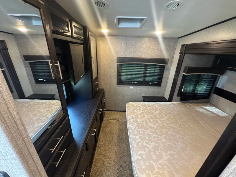 2019 Jayco Eagle HT Fifth Wheel, $ 19,900