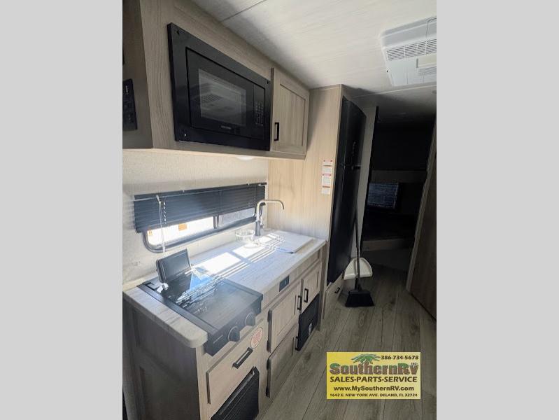 2025 East To West Silver Lake LE 1700BHLE, $ 23,399
