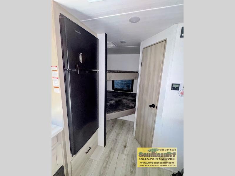 2025 East To West Silver Lake LE 1700BHLE, $ 23,399
