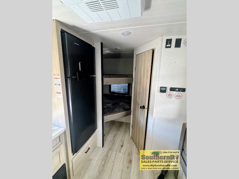 2025 East To West Silver Lake LE 1700BHLE, $ 23,399