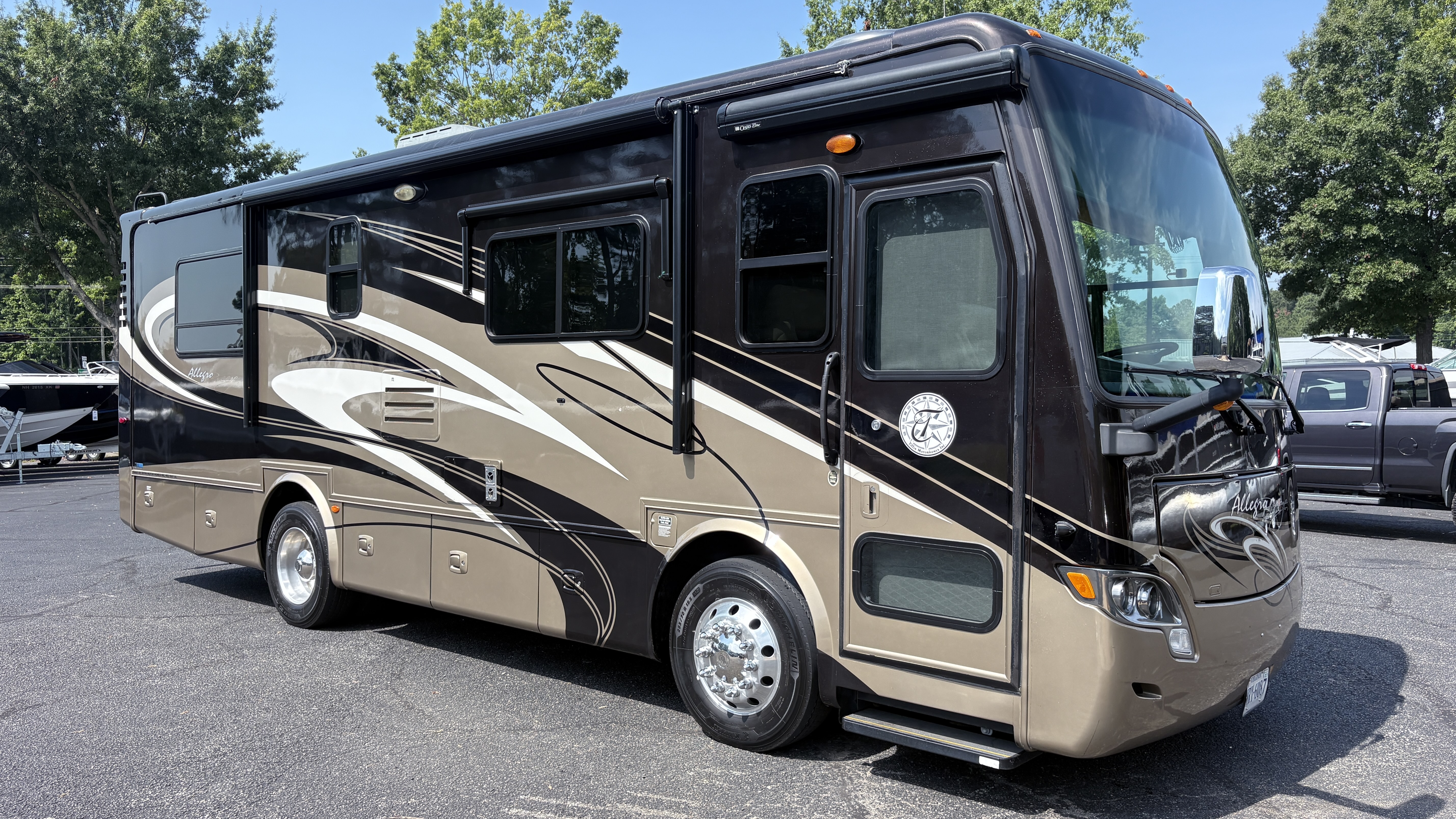 2011 Tiffin Motorhomes Breeze M-28BR, $ 69,900