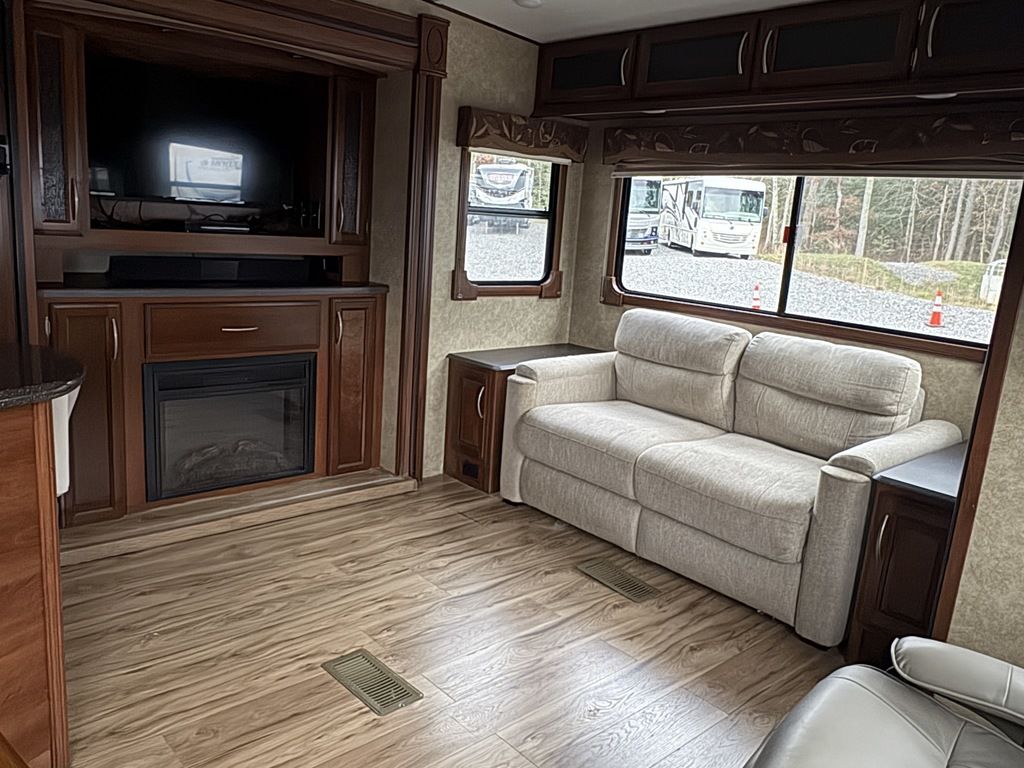 2015 Prime Time Manufacturing Crusader 295RST, $ 13,500