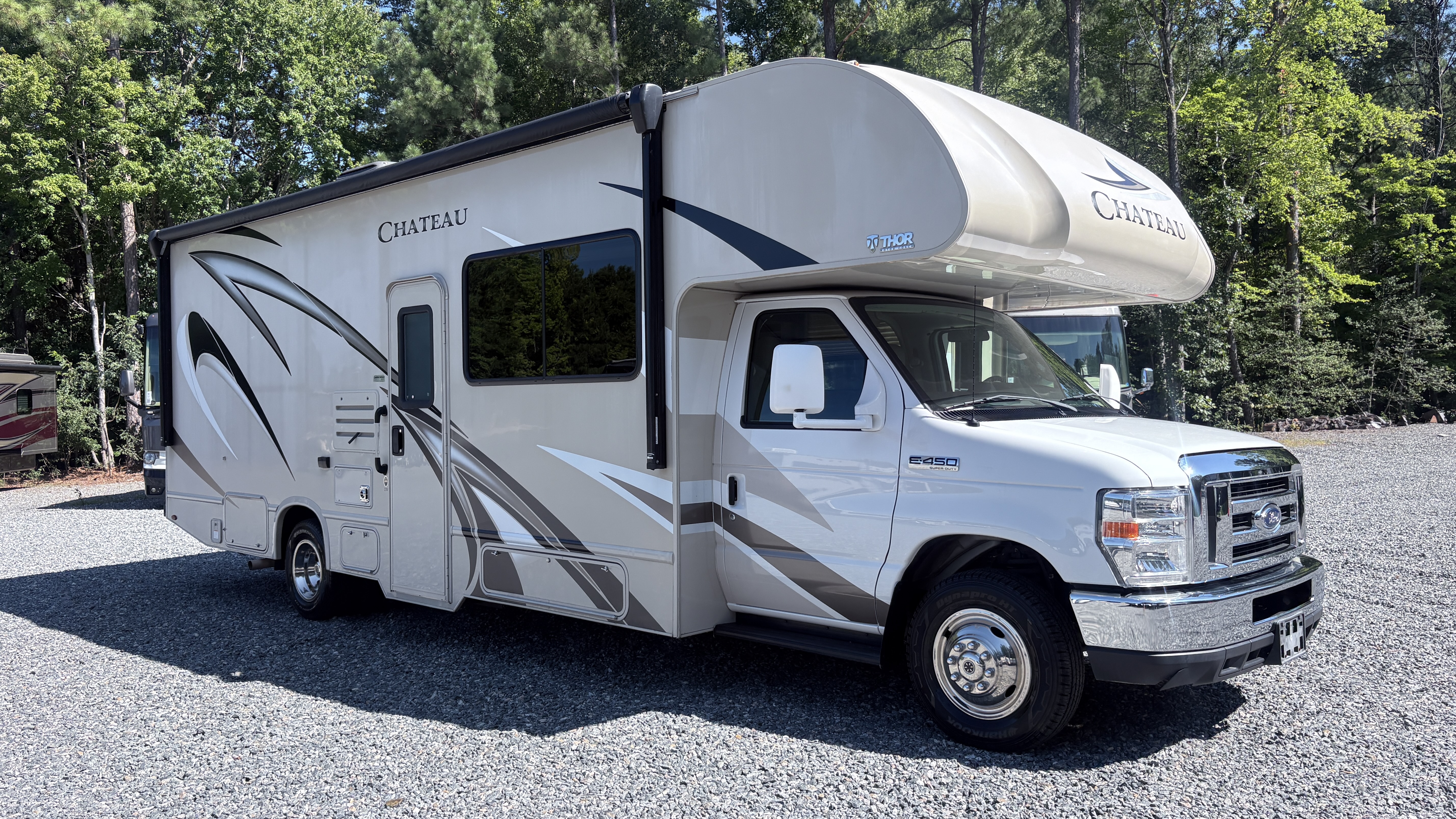 2020 Thor Motor Coach Chateau 27R, $ 54,900
