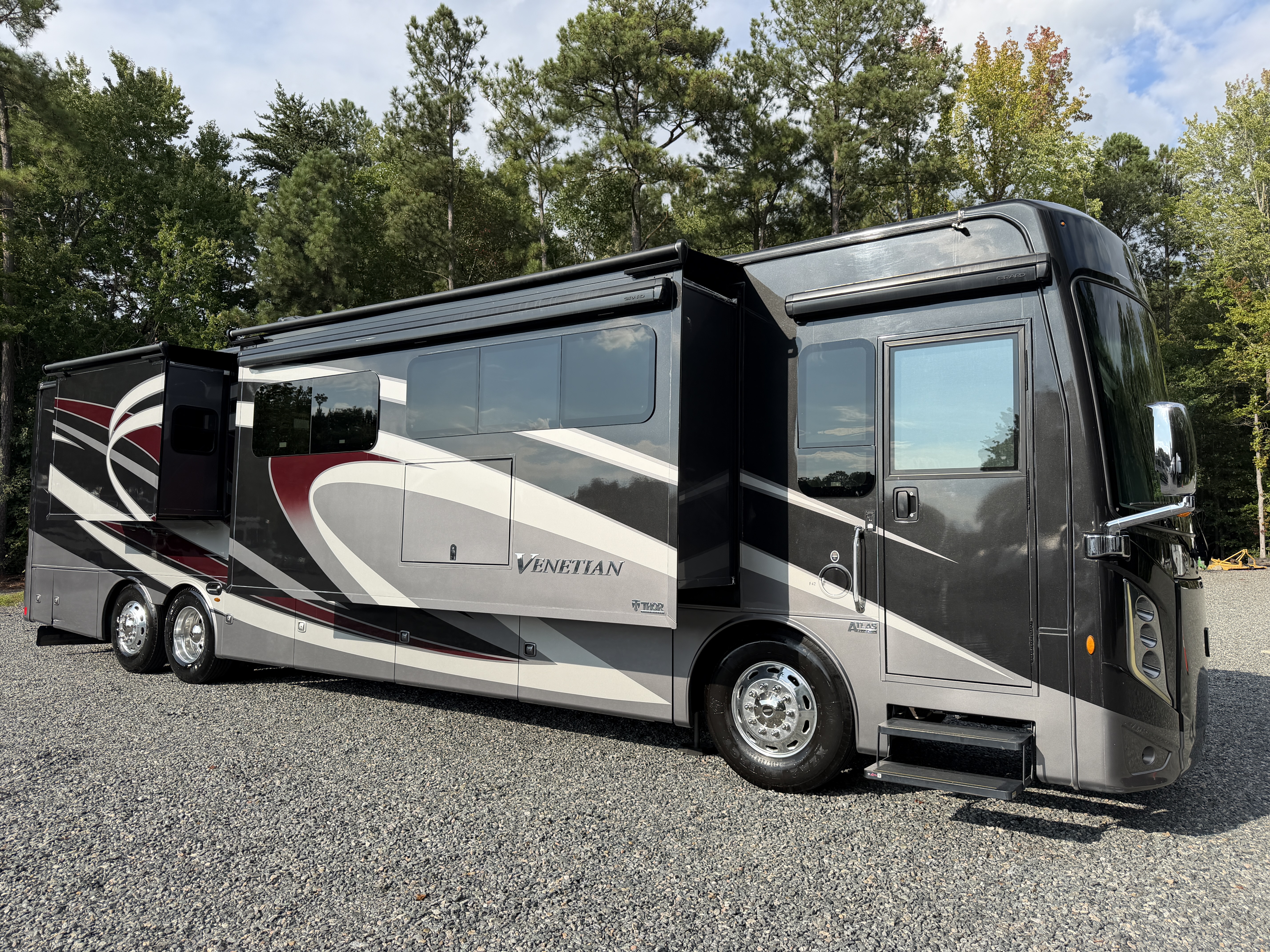 2021 Thor Motor Coach Venetian F42, $ 215,000