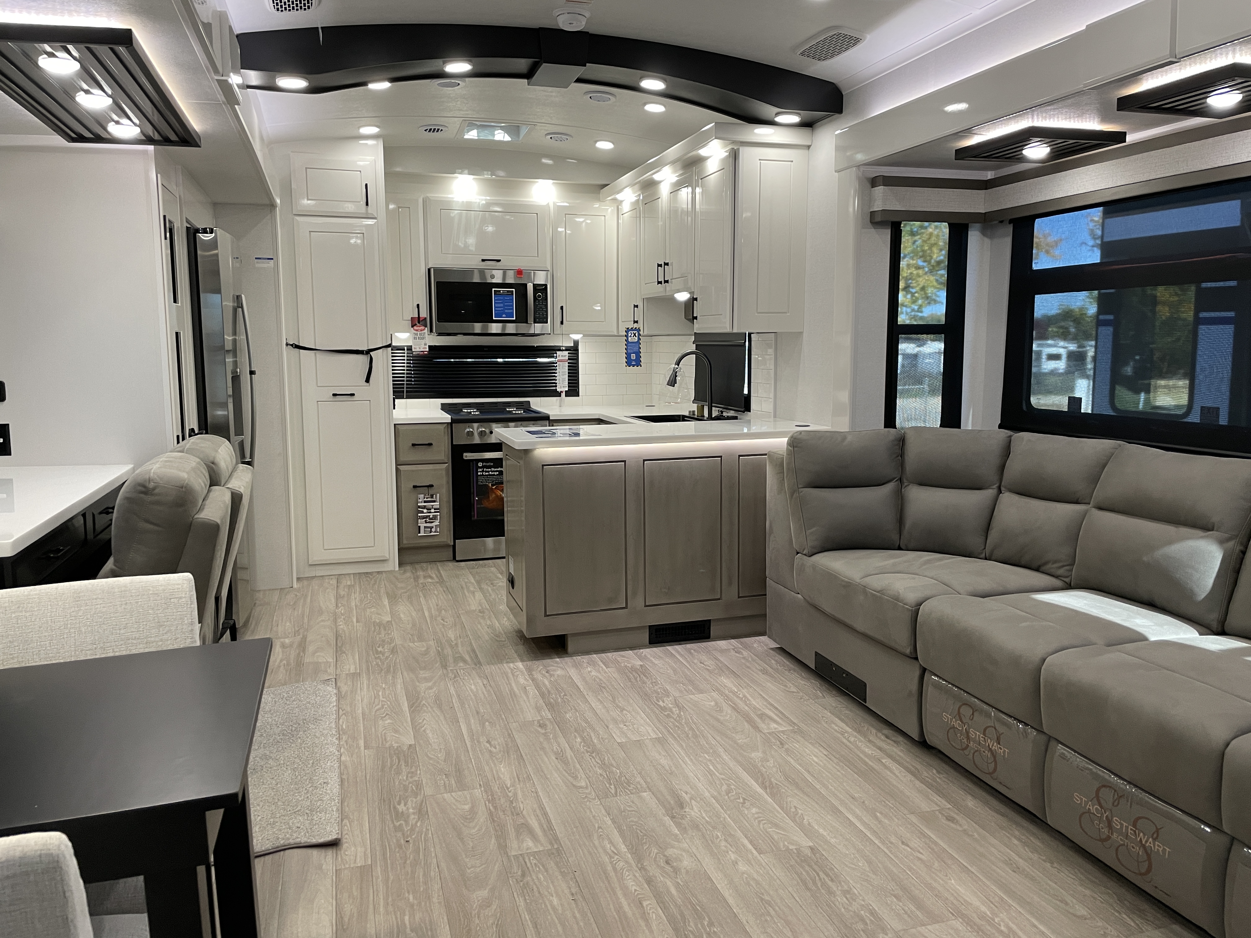 2027 Jayco Pinnacle 38FBRK, $ 146,495
