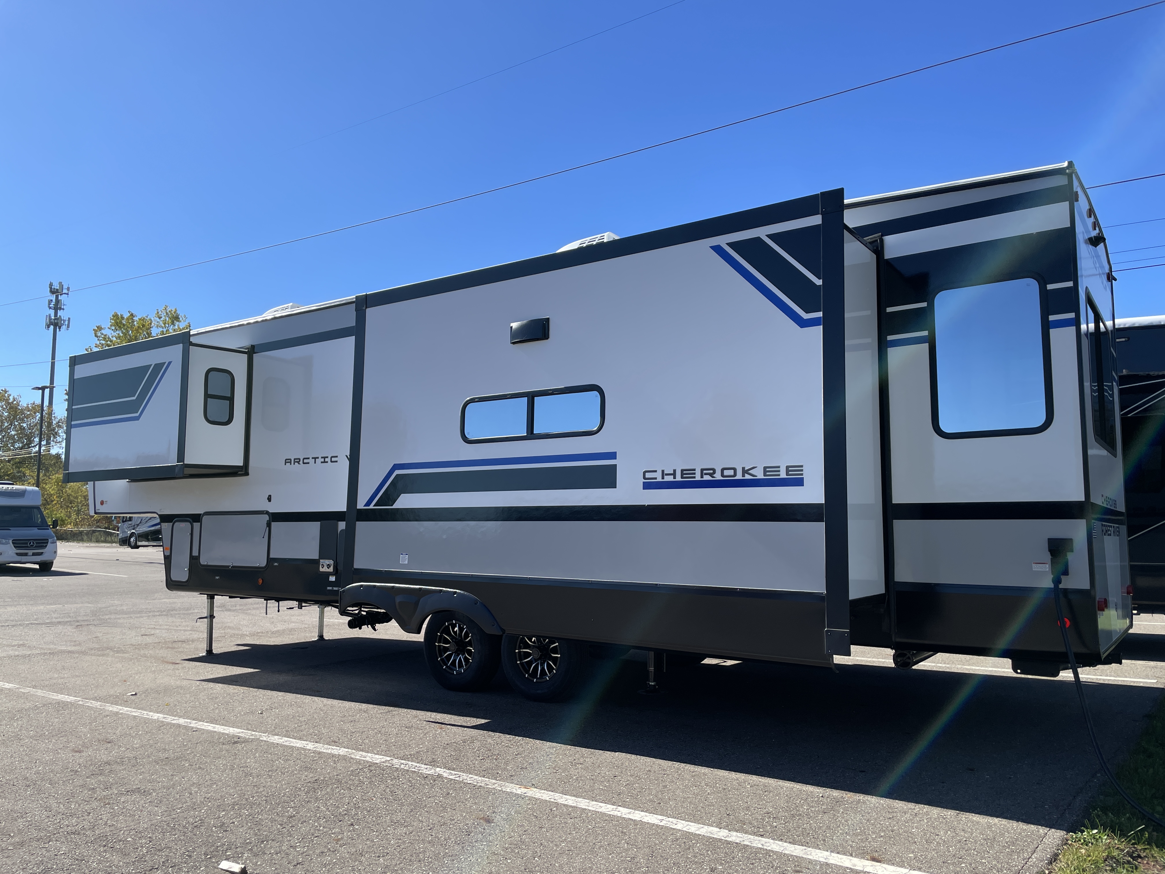 2027 Forest River Cherokee Arctic Wolf 33IBAR, $ 63,999