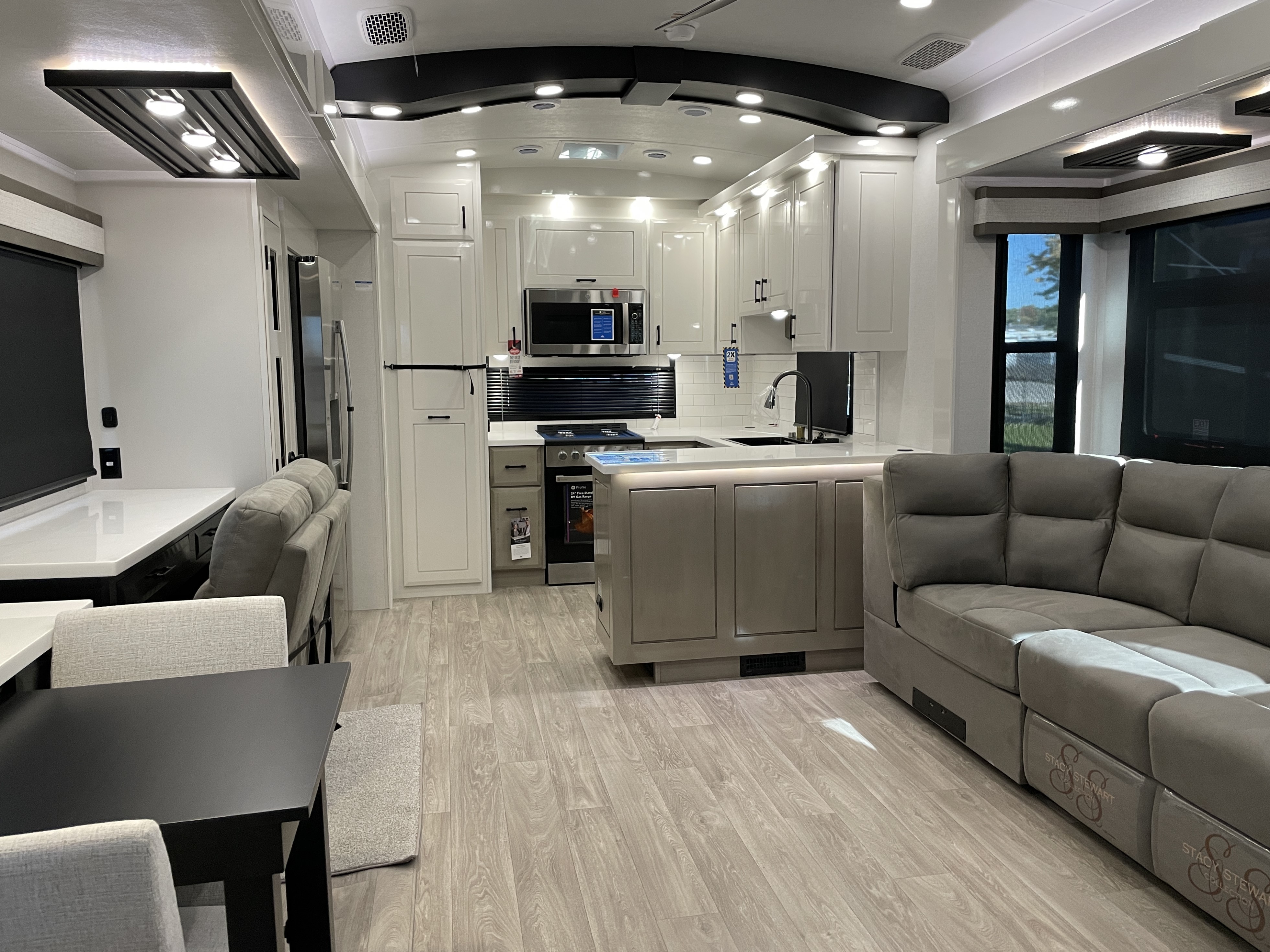 2027 Jayco Pinnacle 38FBRK, $ 146,495