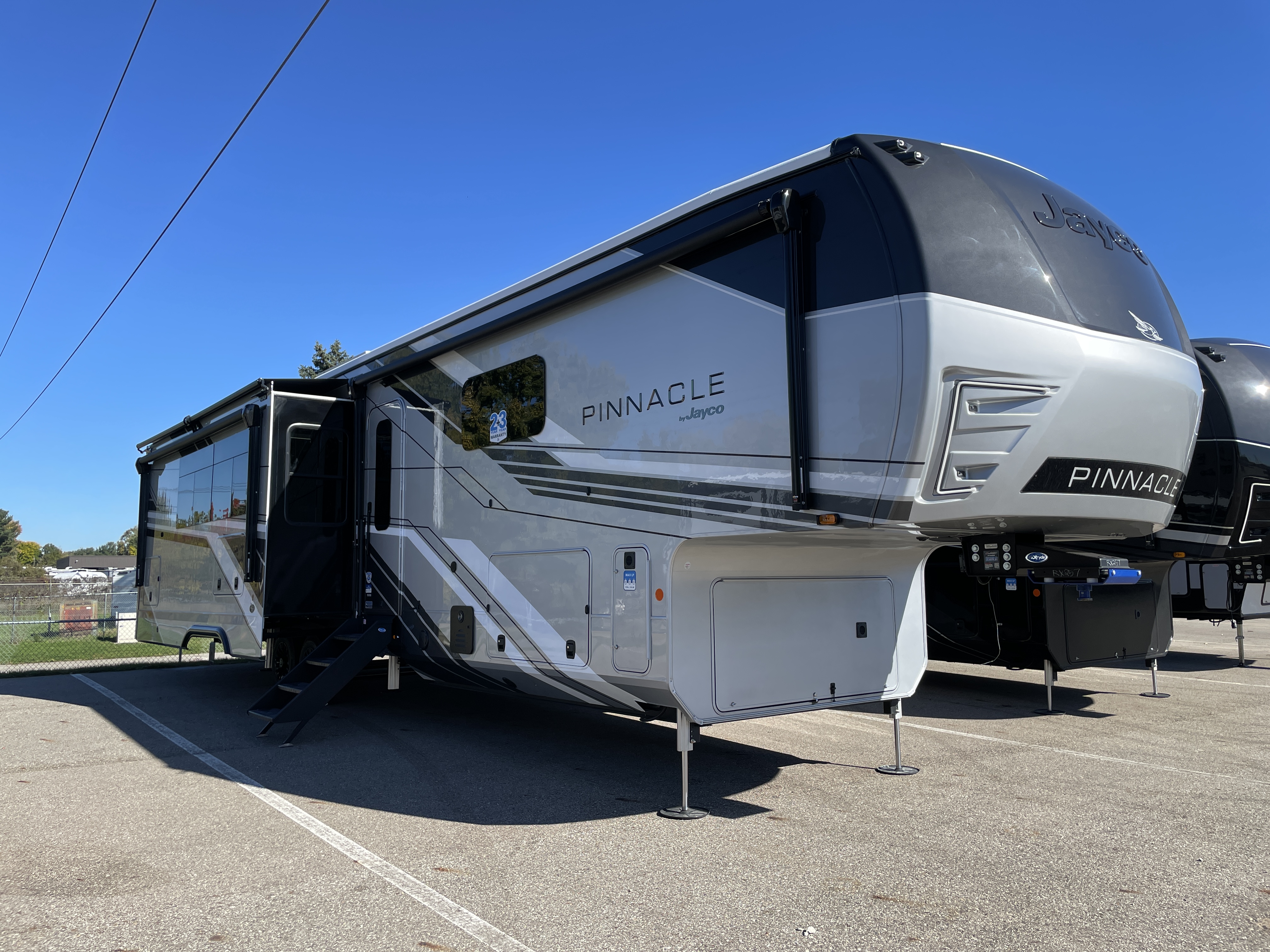 2027 Jayco Pinnacle 38FBRK, $ 146,495