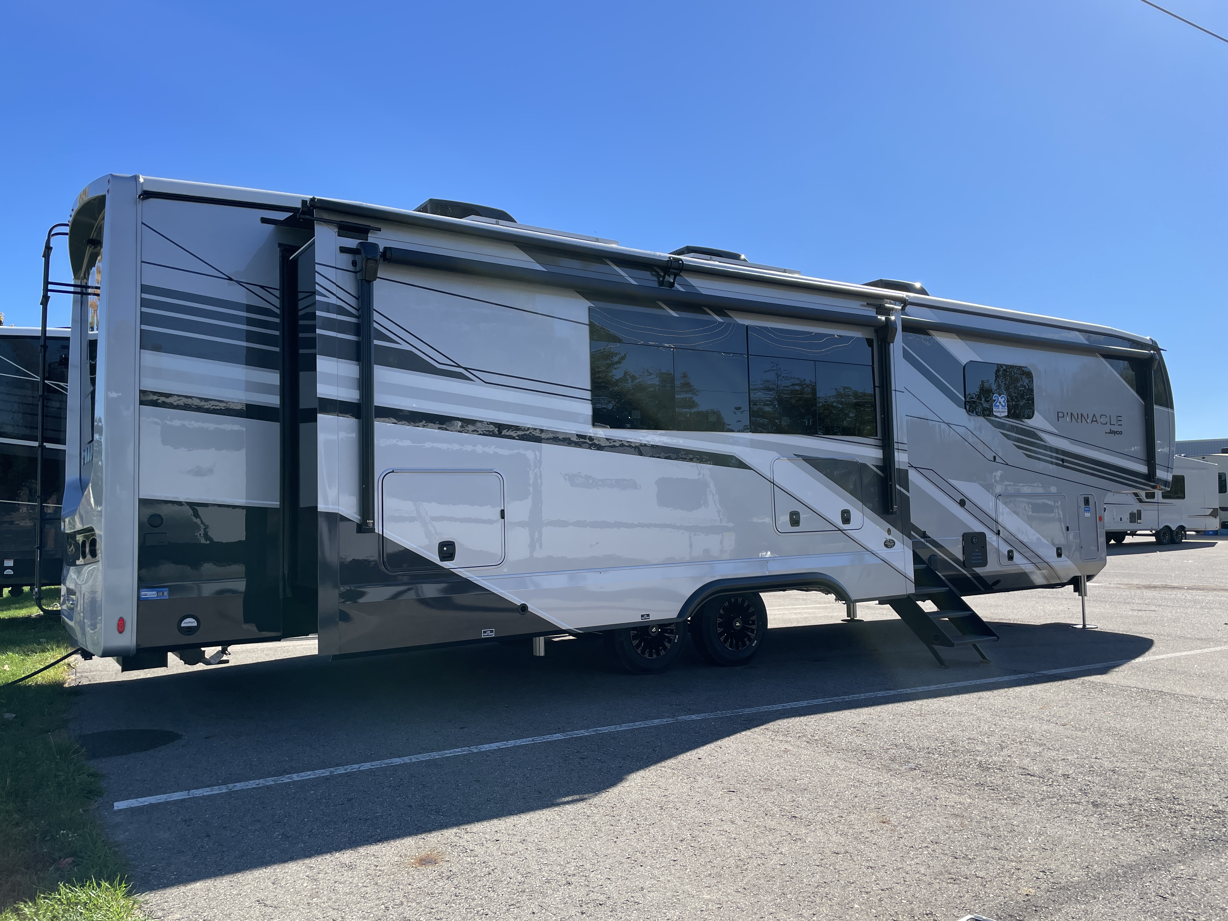2027 Jayco Pinnacle 38FBRK, $ 146,495