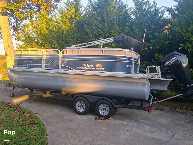 2022 Sun Tracker Party Barge 20 DLX, $ 33,500.00