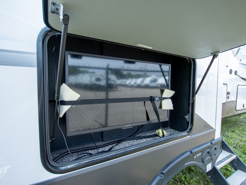 2022 Forest River Cedar Creek Champagne Edition 38, $ 0