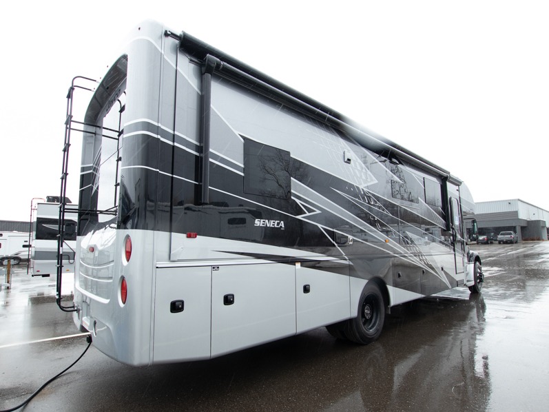 2025 Jayco Seneca 37M, $ 377,402