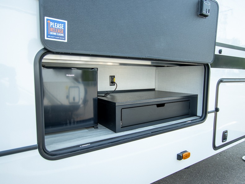 2026 Keystone Alpine Avalanche Edition 379MB, $ 114,670