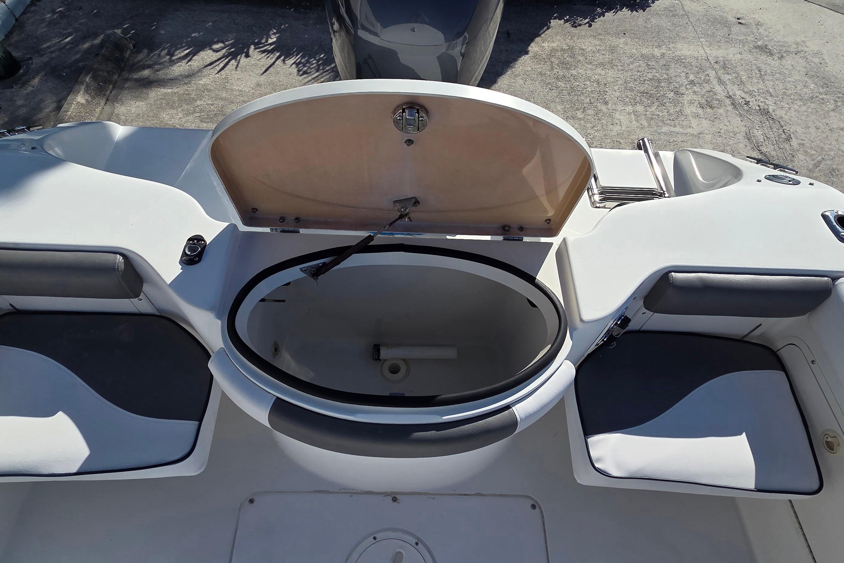 2005 Seaswirl Striper 2101 Dual Console OB, $ 12,900.00