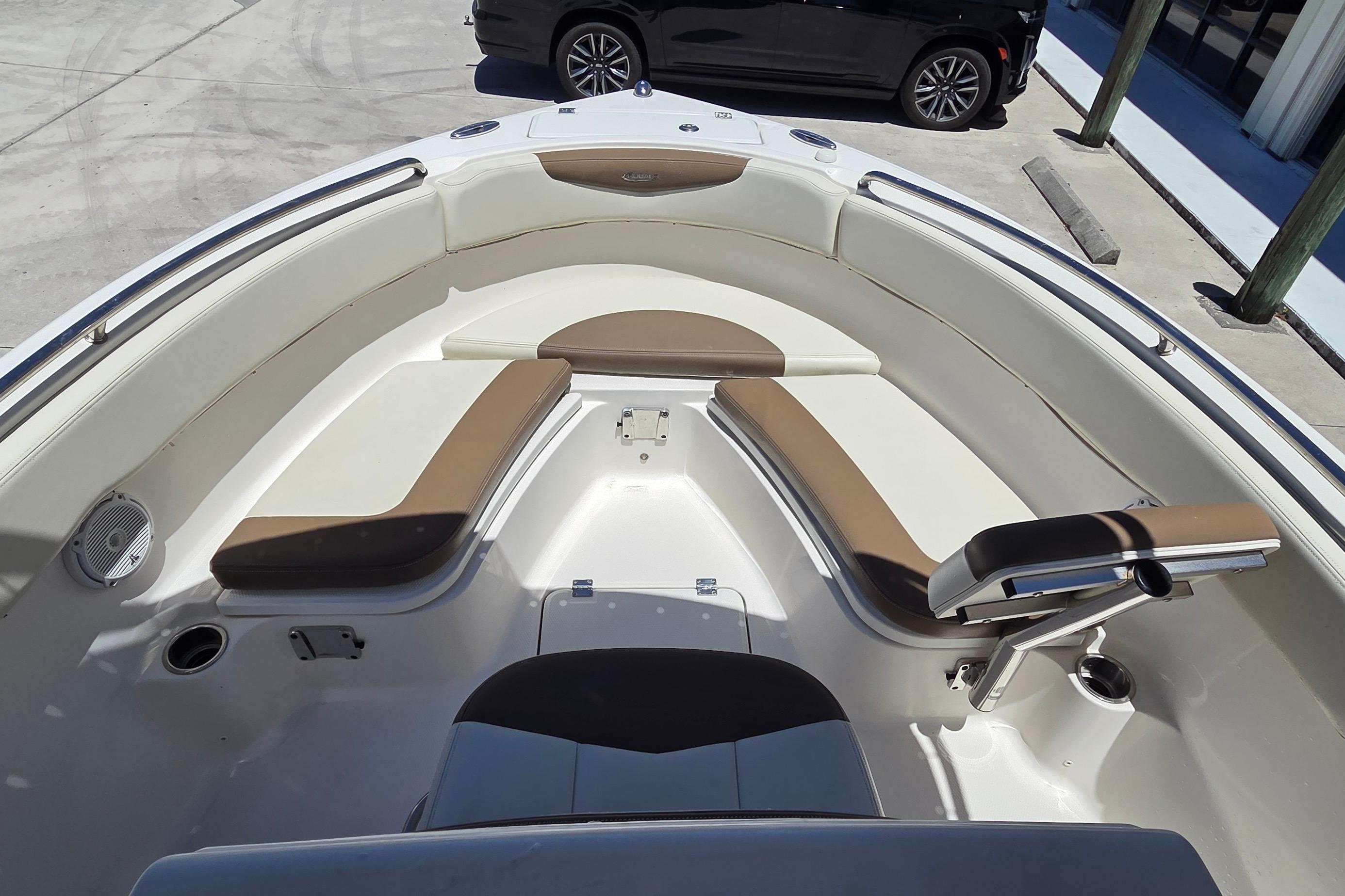 2017 Robalo R222 Center Console, $ 47,900.00