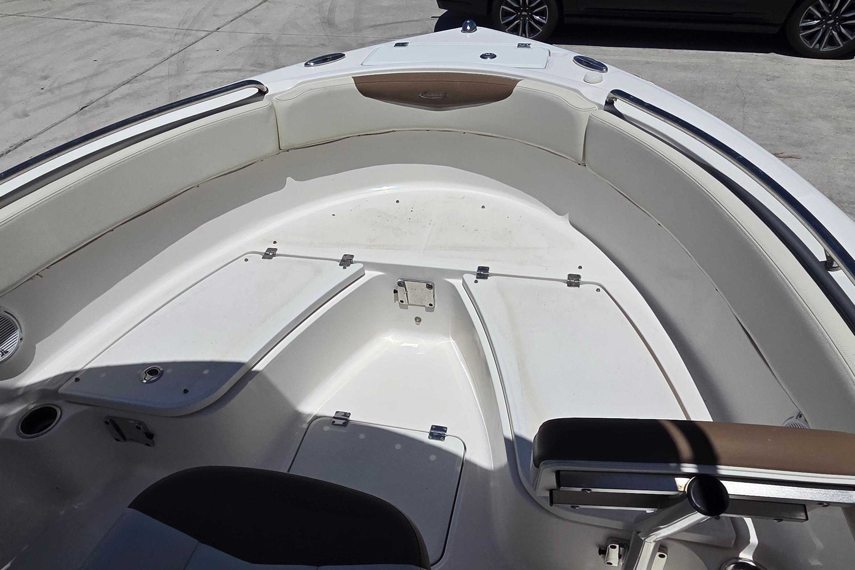 2017 Robalo R222 Center Console, $ 47,900.00