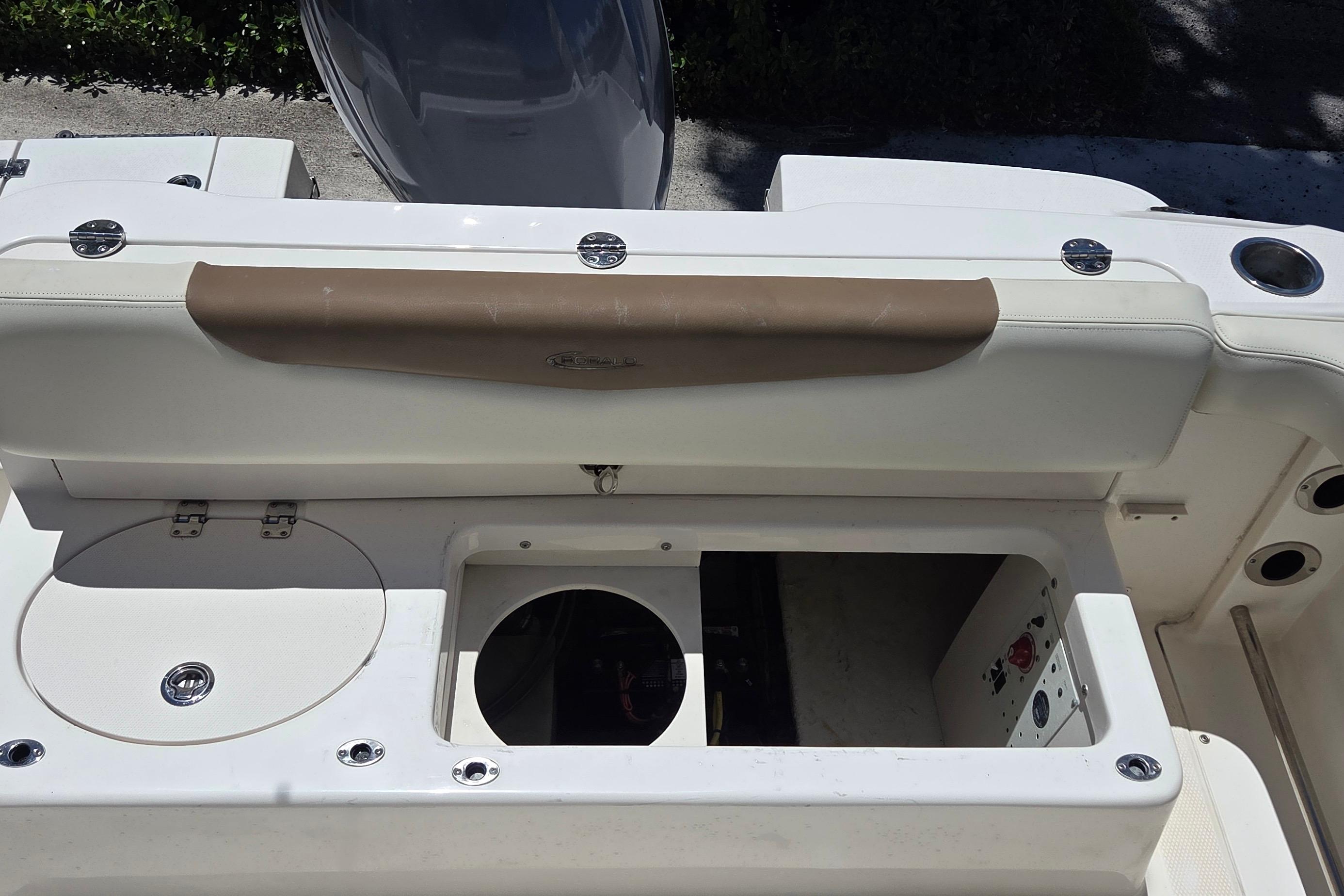 2017 Robalo R222 Center Console, $ 47,900.00