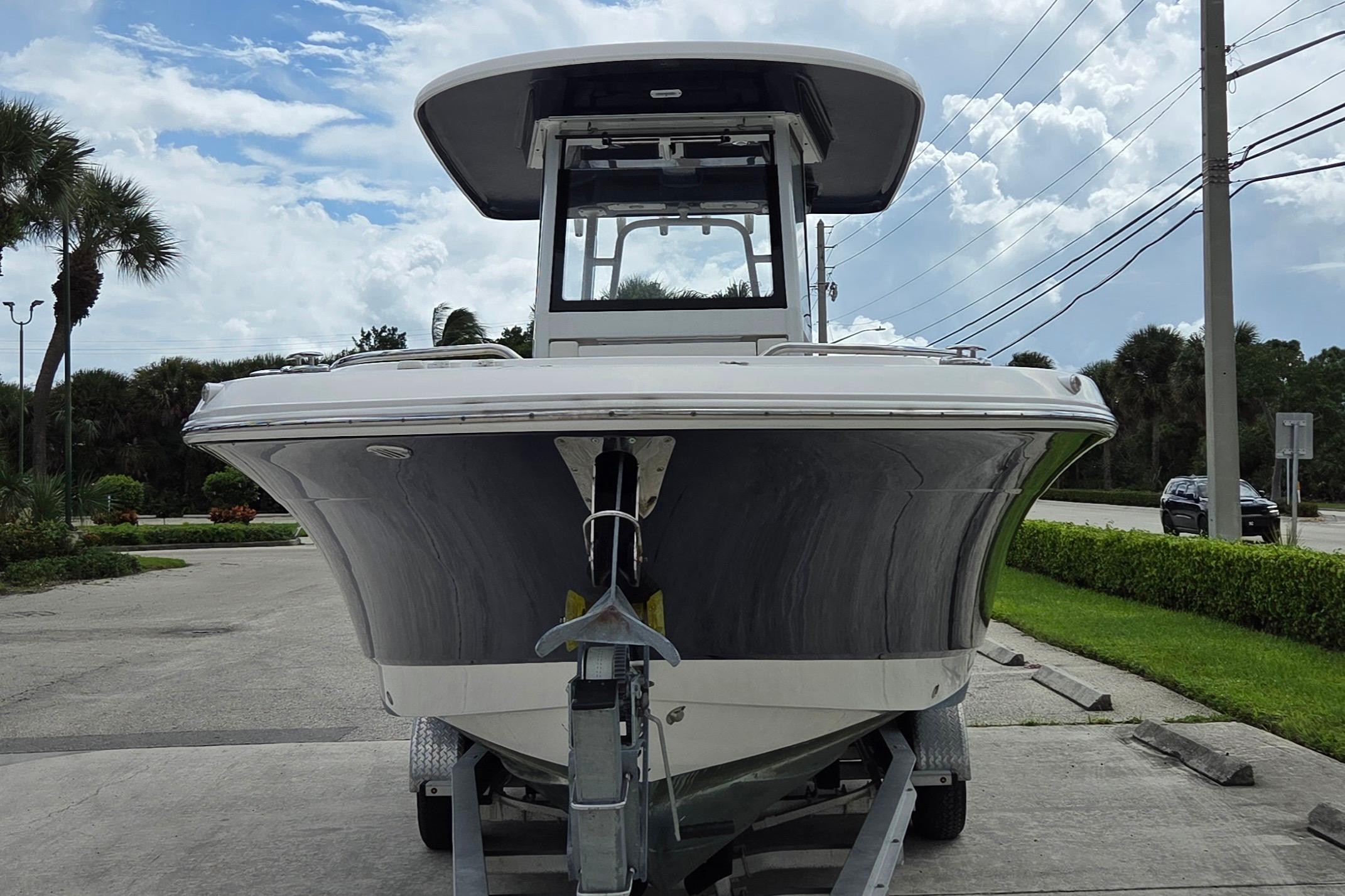 2022 Robalo R272 Center Console, $ 139,900.00