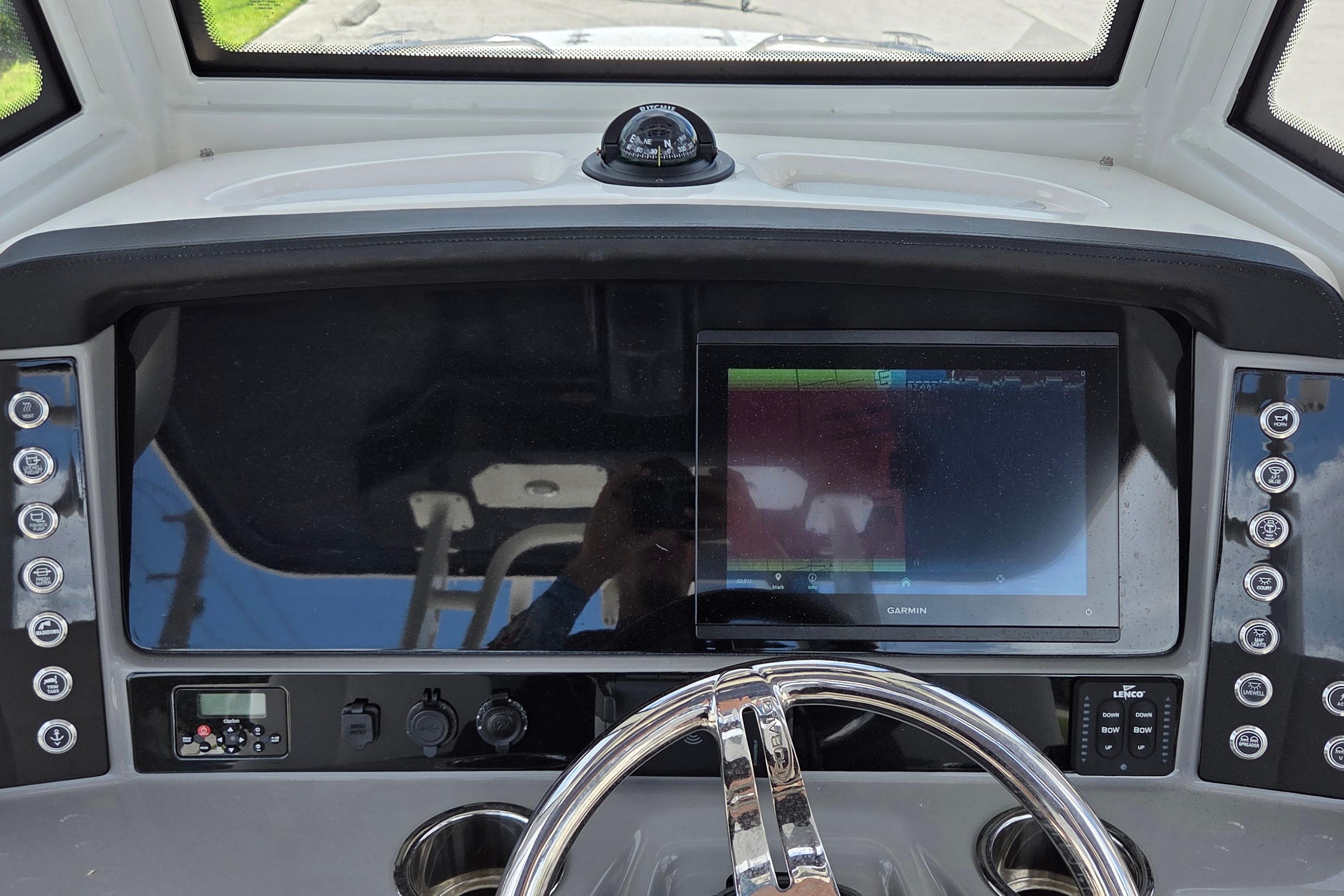 2022 Robalo R272 Center Console, $ 139,900.00