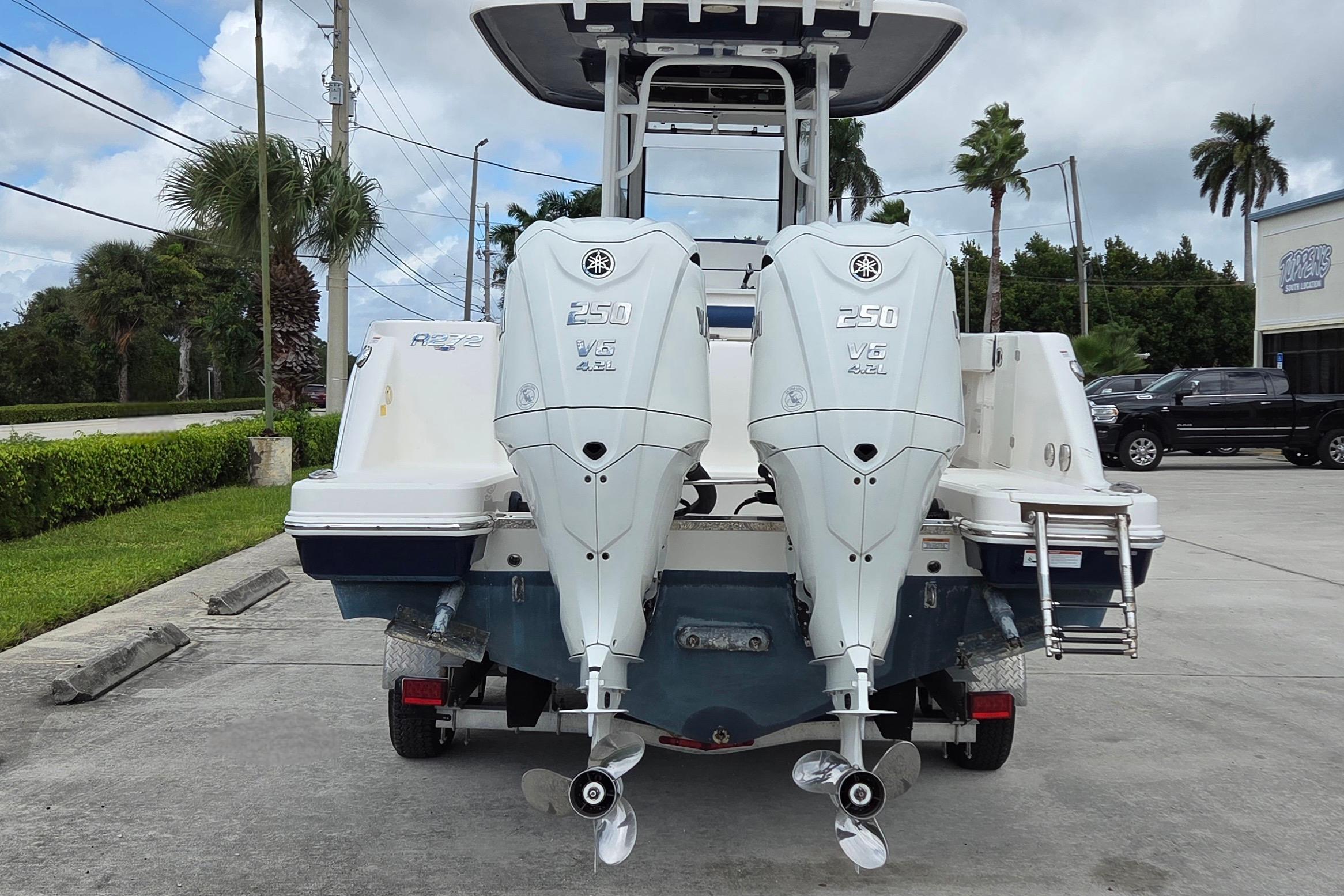 2022 Robalo R272 Center Console, $ 139,900.00