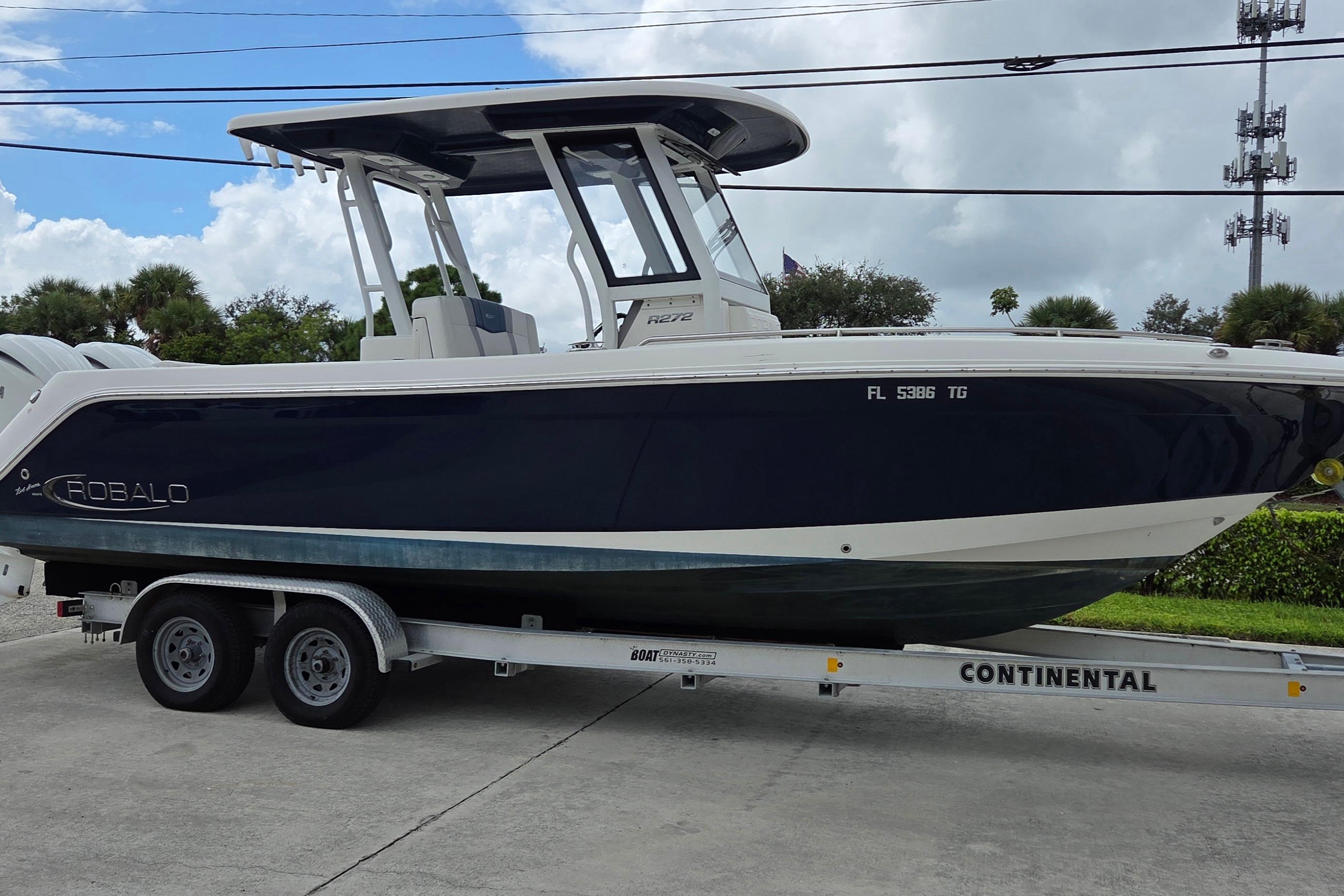 2022 Robalo R272 Center Console, $ 139,900.00