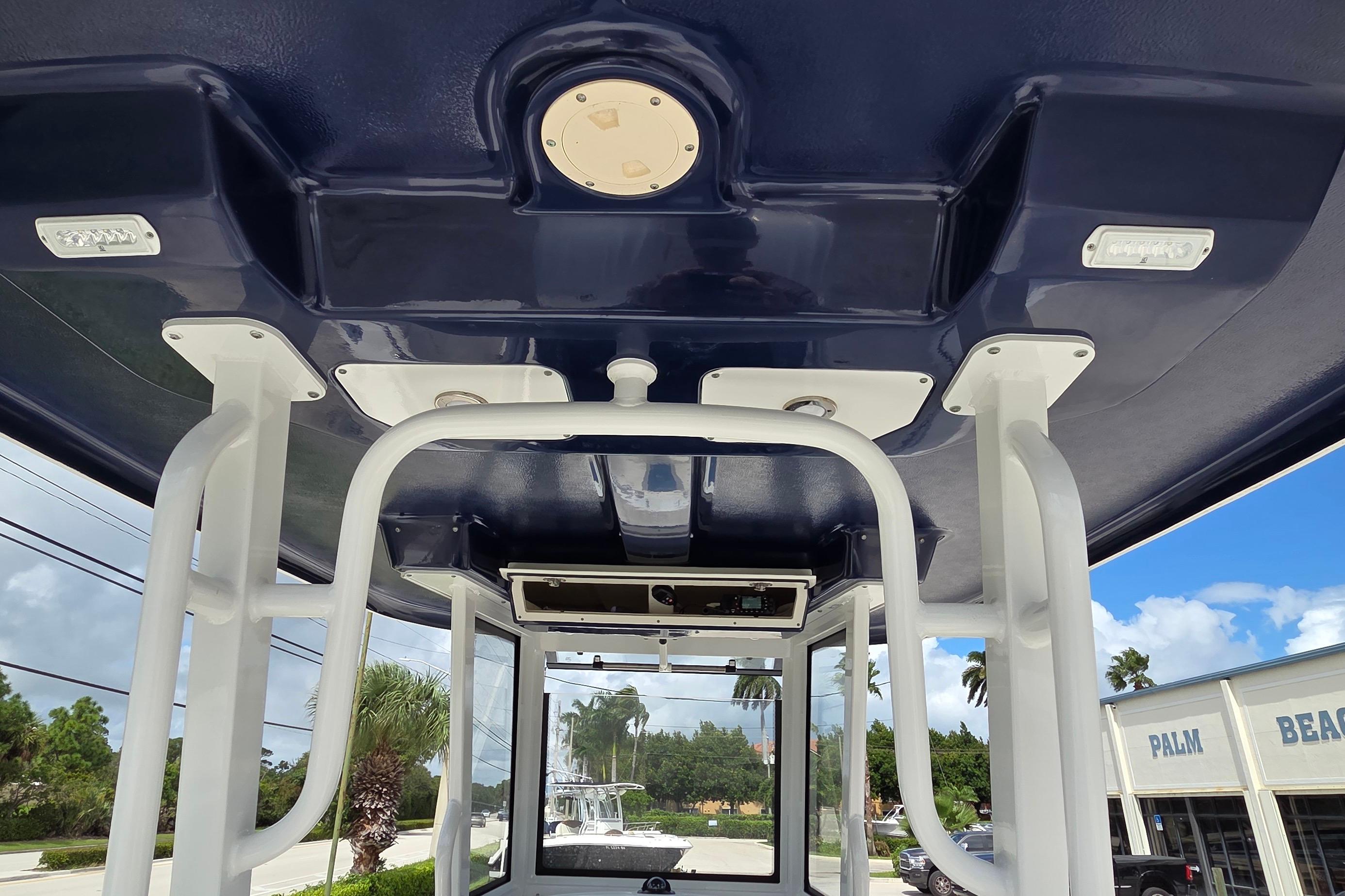 2022 Robalo R272 Center Console, $ 139,900.00