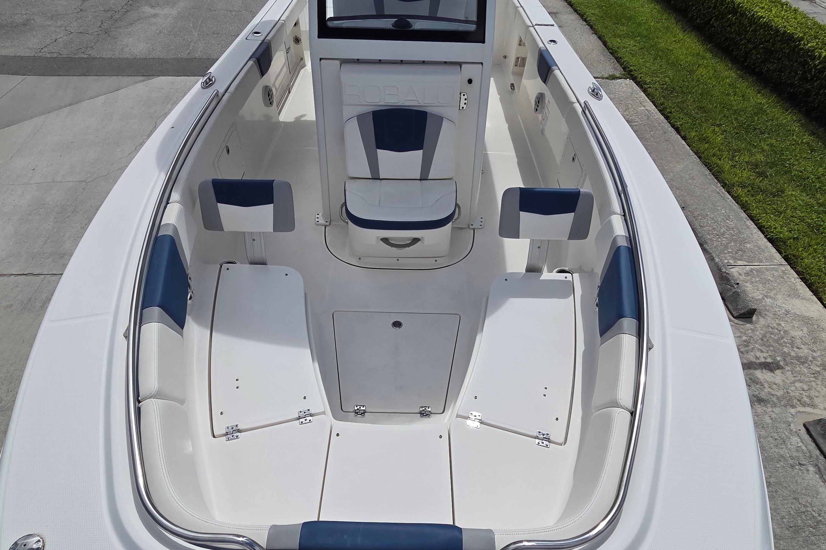 2022 Robalo R272 Center Console, $ 139,900.00