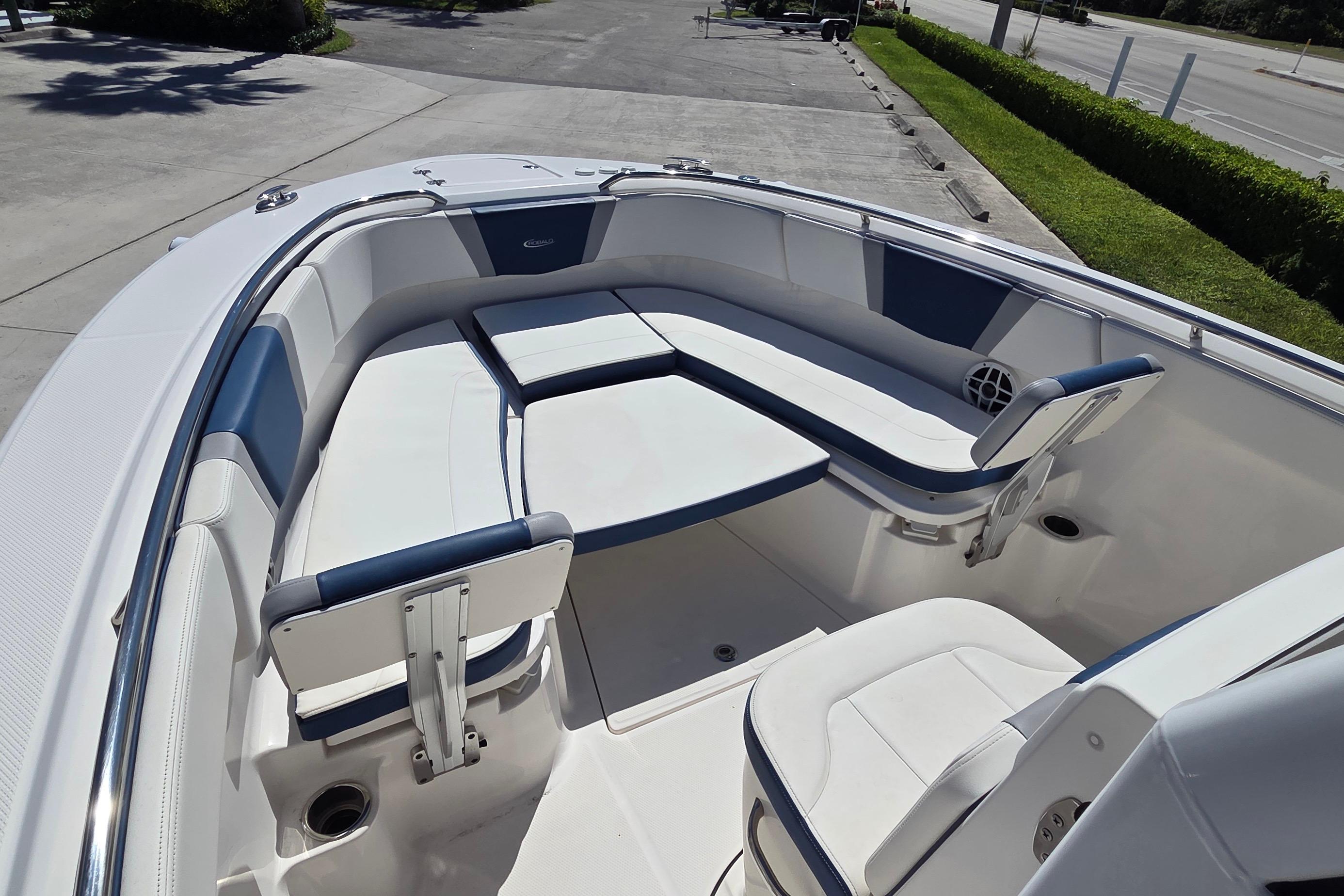 2022 Robalo R272 Center Console, $ 139,900.00