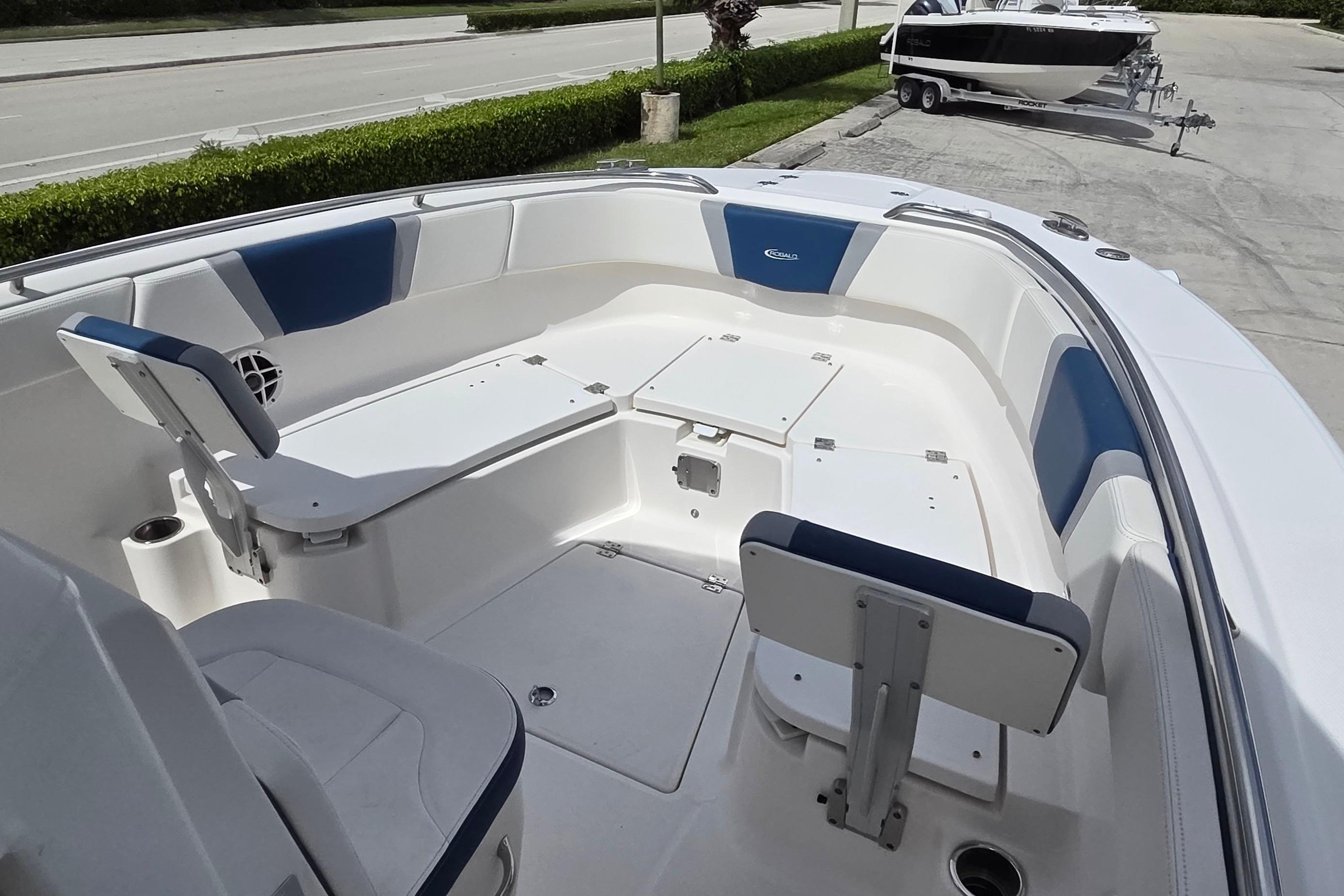 2022 Robalo R272 Center Console, $ 139,900.00