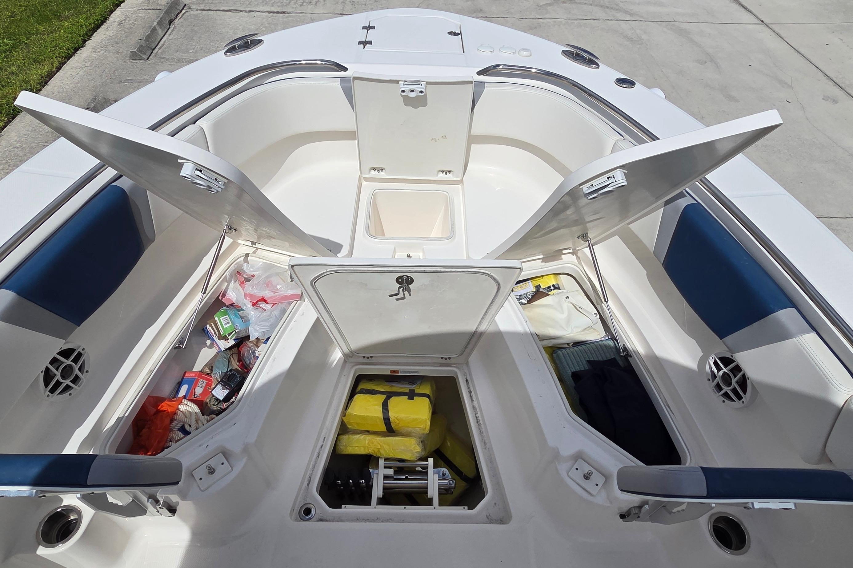 2022 Robalo R272 Center Console, $ 139,900.00