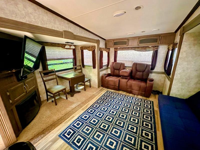 2017 Winnebago Voyage Lite 28SGS, $ 18,999