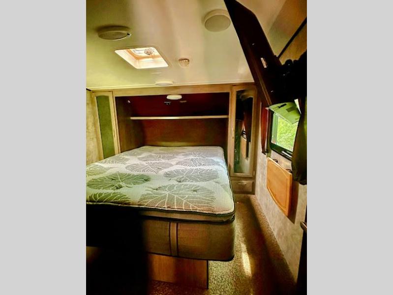 2017 Winnebago Voyage Lite 28SGS, $ 18,999